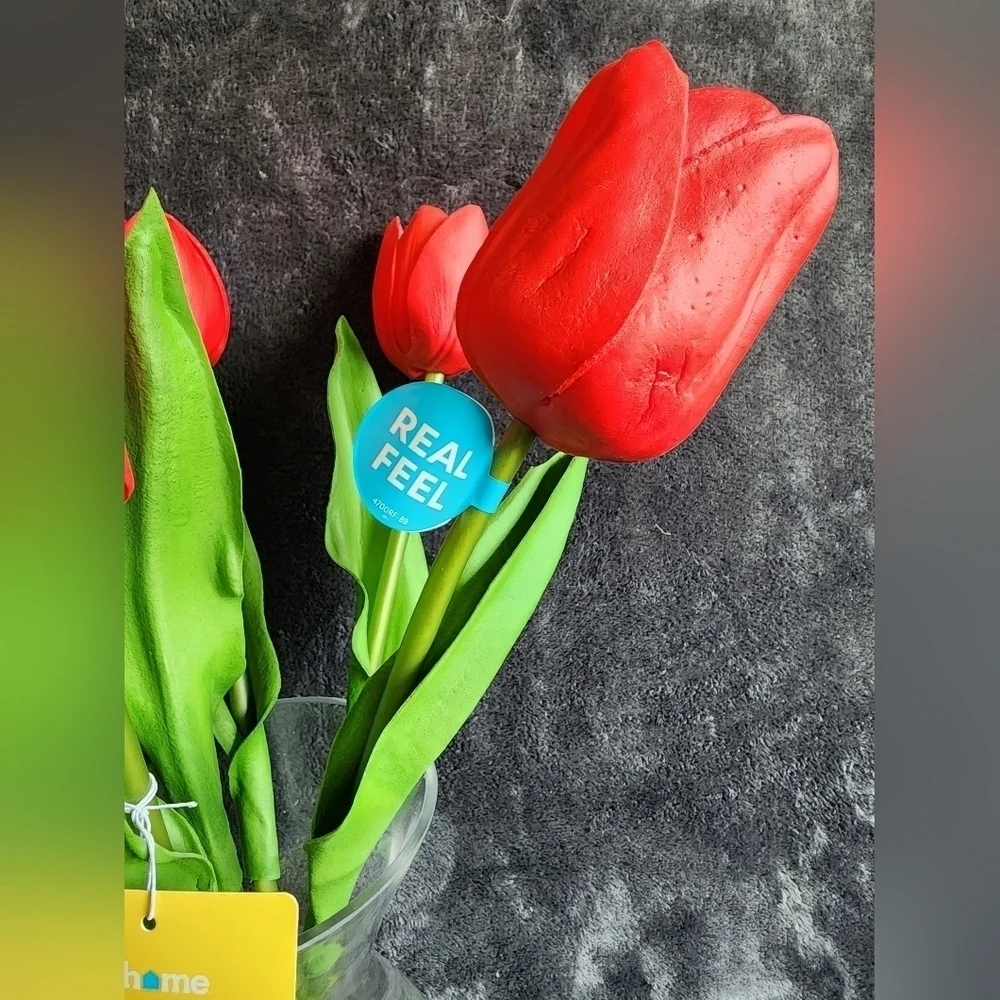 NWT spring summer Red Real Feel Tulip Arrangement in Glass Pot/ vase, home decor